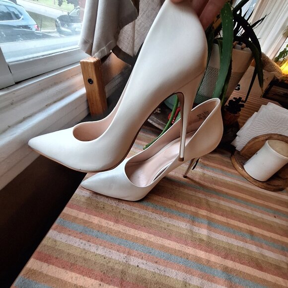 White High Heel Pumps - Picture 2 of 8